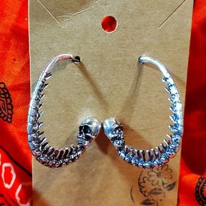 Bizarre Skull & Spine in an oval like shaped earrings.